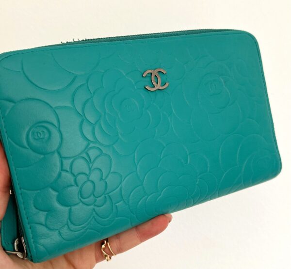 Chanel Camelia Large Pung - Image 3